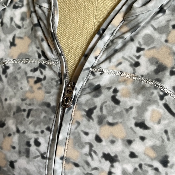 lululemon 🍋 1/4 zip pull over size 6, hood, pockets EUC - Picture 5 of 8
